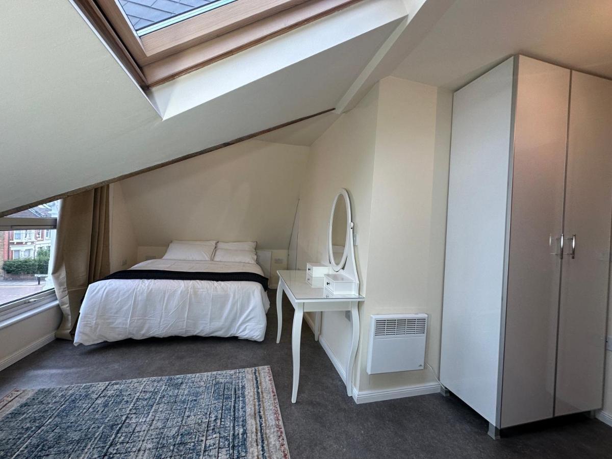 North London A Spacious 7 Bedroom House Accommodating Up To 18 People Complete With Own Gym And Table Tennis 외부 사진