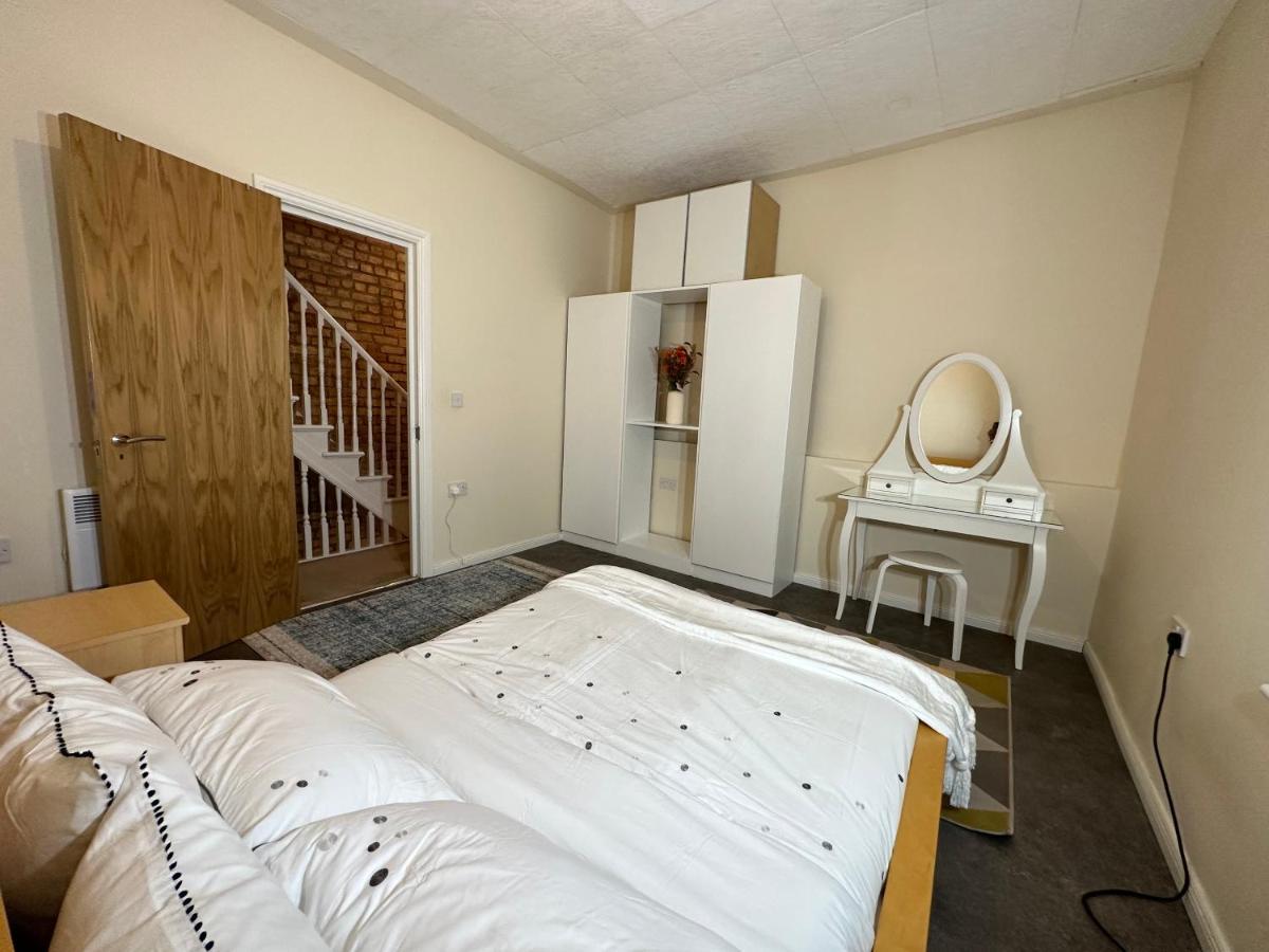 North London A Spacious 7 Bedroom House Accommodating Up To 18 People Complete With Own Gym And Table Tennis 외부 사진