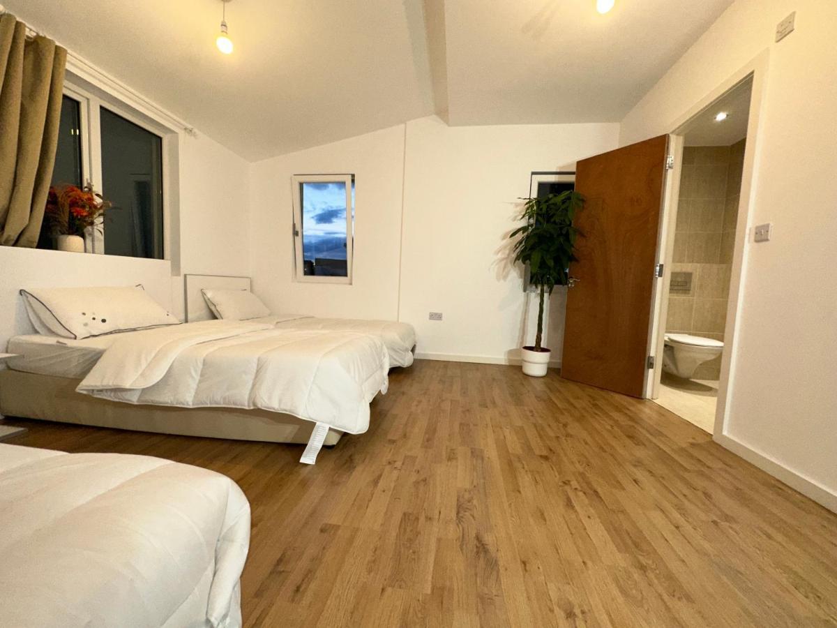 North London A Spacious 7 Bedroom House Accommodating Up To 18 People Complete With Own Gym And Table Tennis 외부 사진
