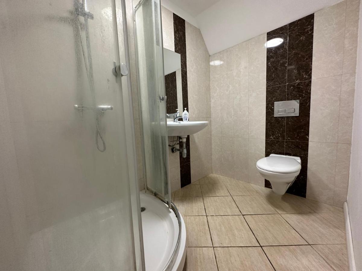 North London A Spacious 7 Bedroom House Accommodating Up To 18 People Complete With Own Gym And Table Tennis 외부 사진