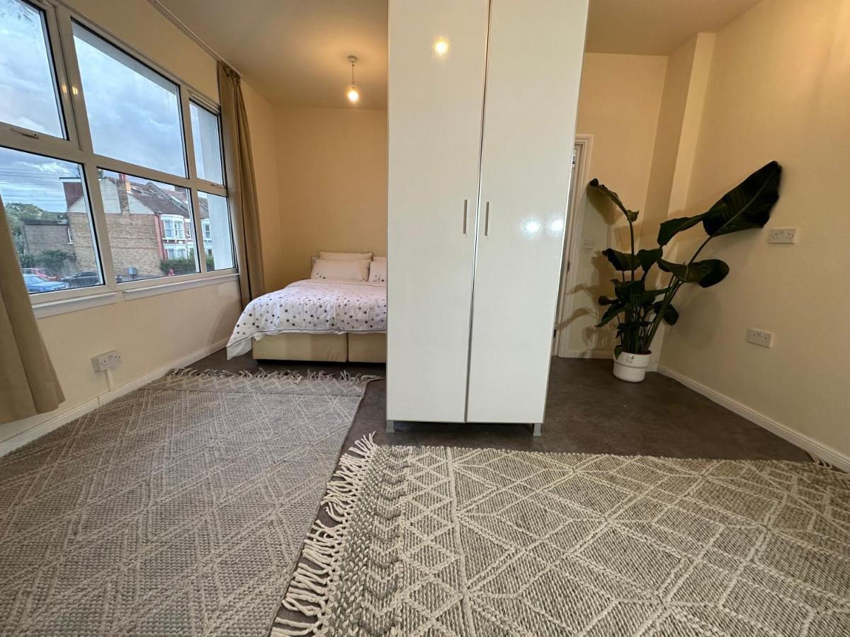 North London A Spacious 7 Bedroom House Accommodating Up To 18 People Complete With Own Gym And Table Tennis 외부 사진