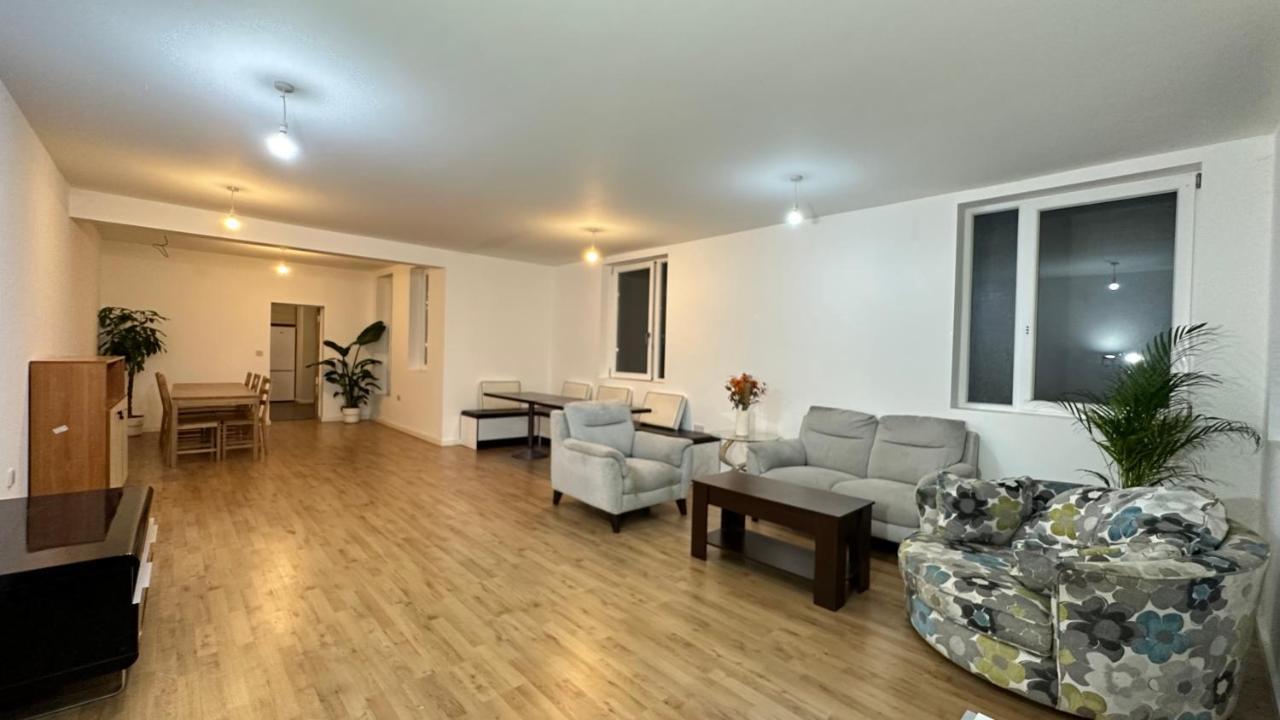 North London A Spacious 7 Bedroom House Accommodating Up To 18 People Complete With Own Gym And Table Tennis 외부 사진