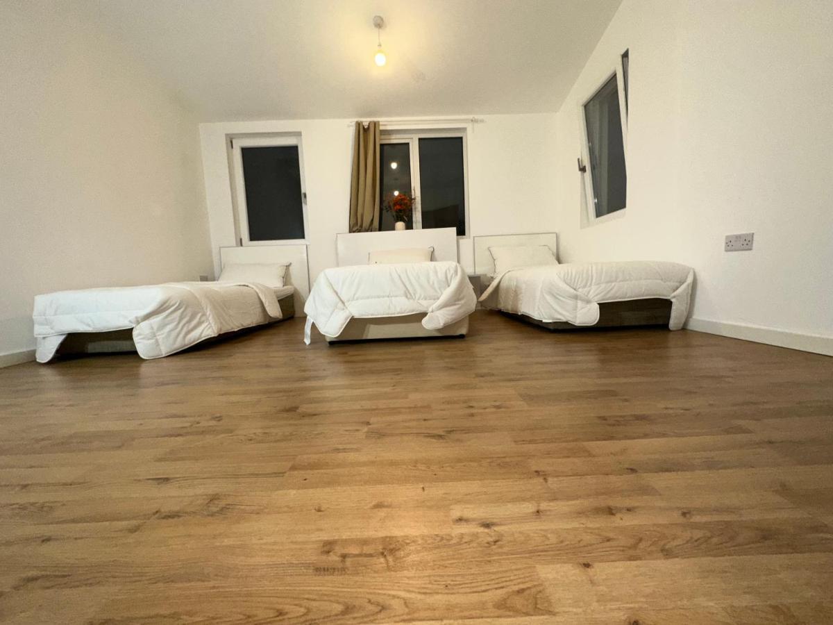 North London A Spacious 7 Bedroom House Accommodating Up To 18 People Complete With Own Gym And Table Tennis 외부 사진
